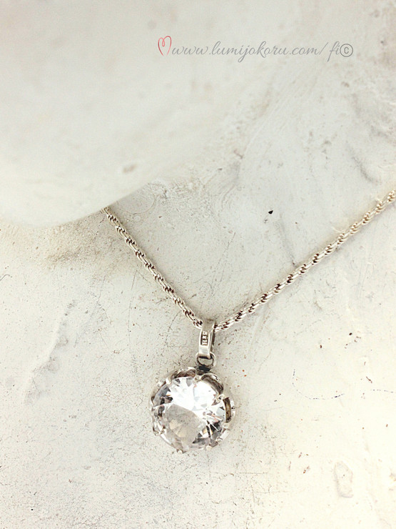 Hopeariipus kirkkaalla kivellä