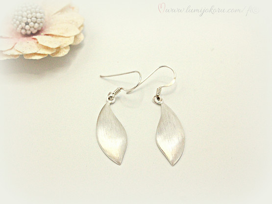 Hopeiset riippuvat korvakorut