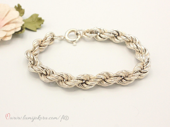 Paksu kierreketju hopeaa 