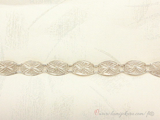 Hopeinen pitsirannekoru 