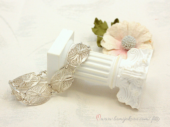 Hopeinen pitsirannekoru 