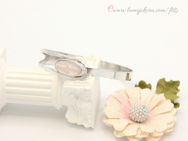 Rannekoru hopeaa, ruusukvartsi