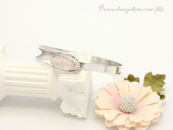 Rannekoru hopeaa, ruusukvartsi