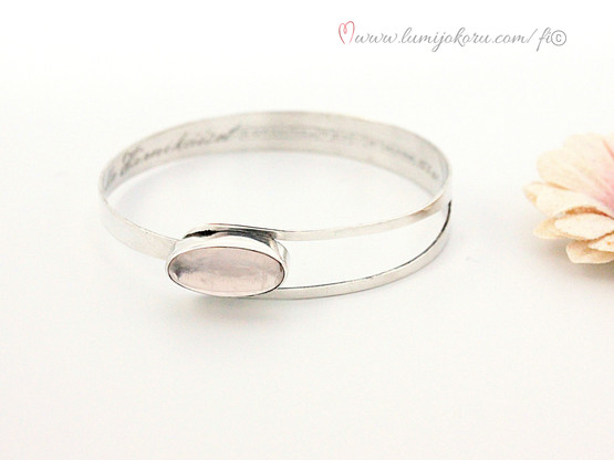 Rannekoru hopeaa, ruusukvartsi