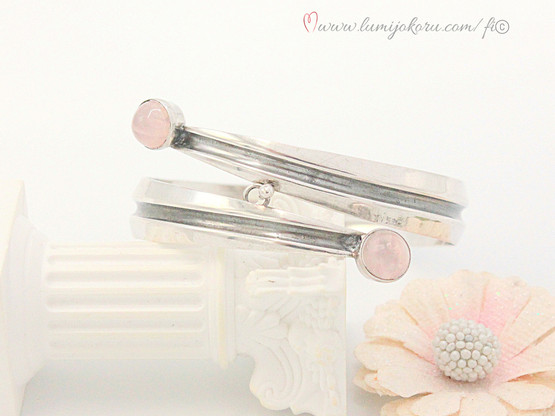 Rannekoru hopeaa, ruusukvartsi