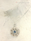 Hopeinen riipus sinisellä kivellä