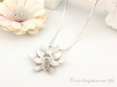 Hopeariipus kirkkaalla kivellä