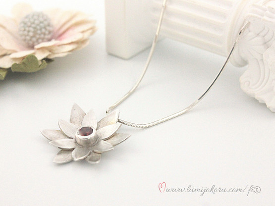 Hopeariipus punaisella kivellä