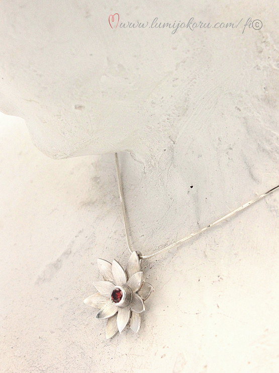 Hopeariipus punaisella kivellä