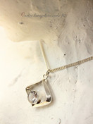 Salovaara riipus kirkkaalla kivellä