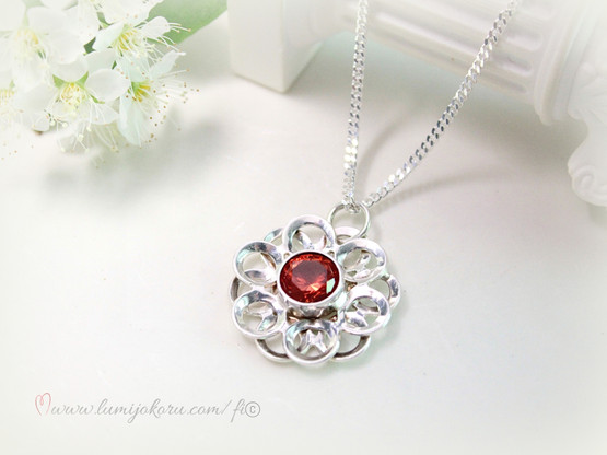 Salovaara riipus oranssilla kivellä