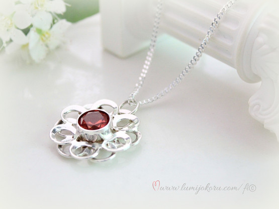 Salovaara riipus oranssilla kivellä