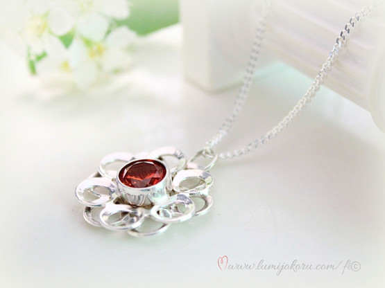 Salovaara riipus oranssilla kivellä