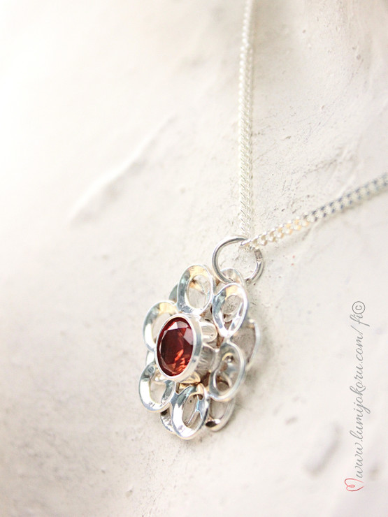 Salovaara riipus oranssilla kivellä