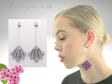 Riippuvat pitkät korvakorut