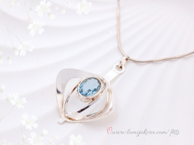 Hopeariipus sinisellä kivellä