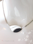 Saurum kaulakoru hopeaa, onyx