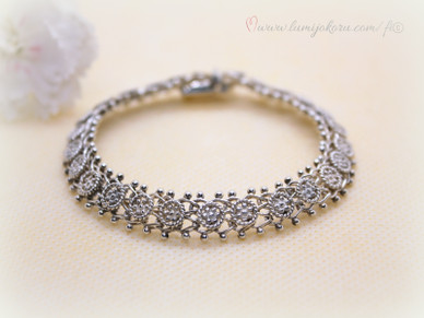 Hopeinen koristeellinen rannekoru
