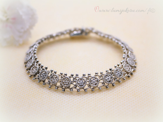 Hopeinen koristeellinen rannekoru