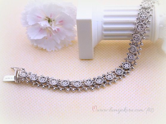 Hopeinen koristeellinen rannekoru