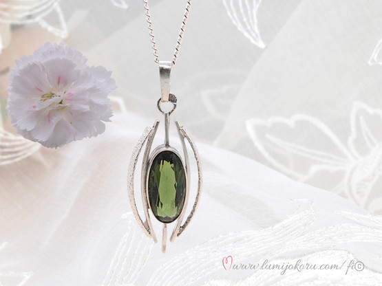 Hopeariipus vihreällä kivellä