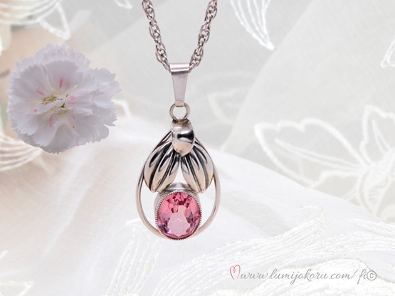 Hopeariipus pinkillä kivellä