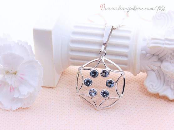 Salovaara riipus sinisillä kivillä