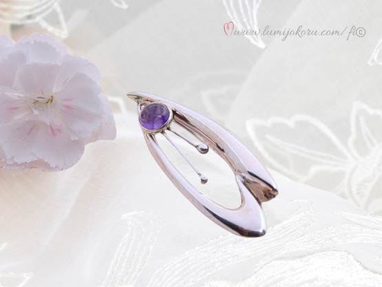 Rintakoru hopeaa ametistilla