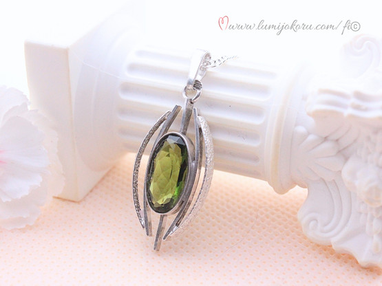 Hopeariipus vihreällä kivellä