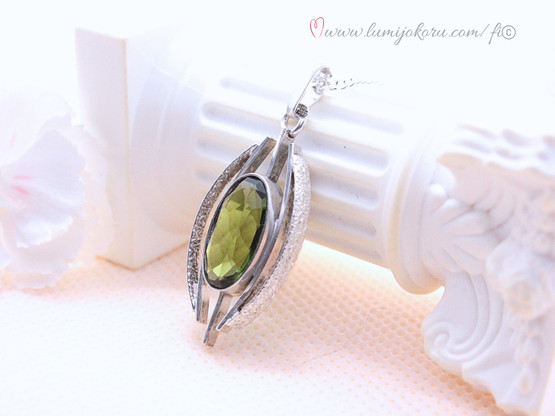 Hopeariipus vihreällä kivellä