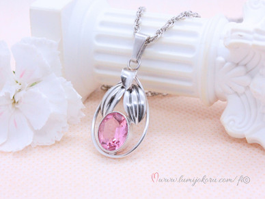 Hopeariipus pinkillä kivellä