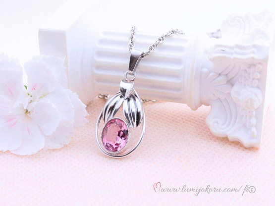 Hopeariipus pinkillä kivellä