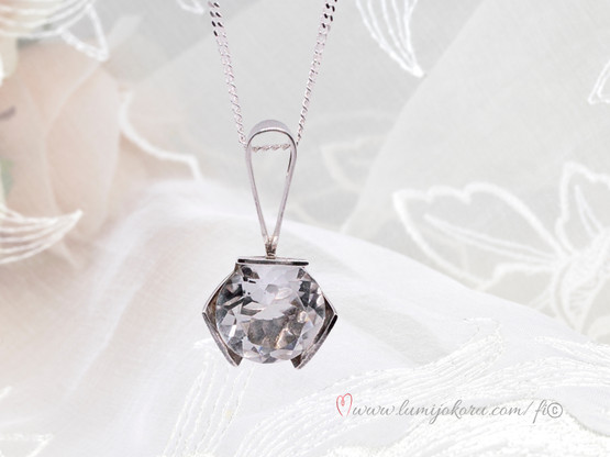 Hopeinen riipus kirkkaalla kivellä