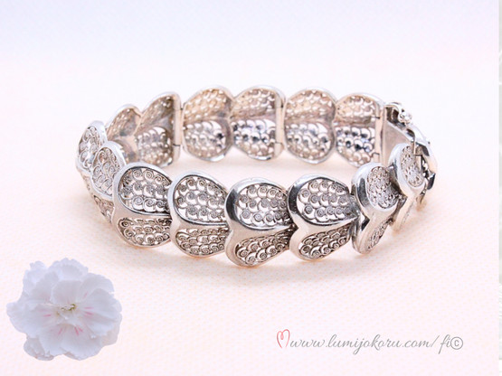 Hopeinen koristeellinen näyttävä rannekoru