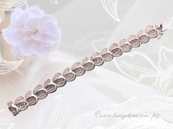 Hopeinen koristeellinen näyttävä rannekoru