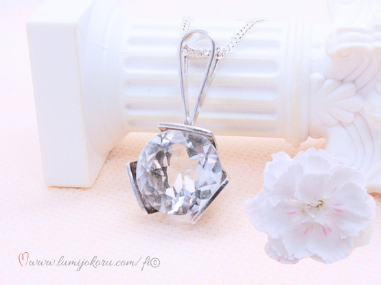 Hopeinen riipus kirkkaalla kivellä