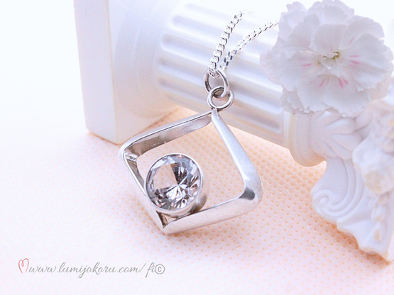 Salovaara riipus kirkkaalla kivellä