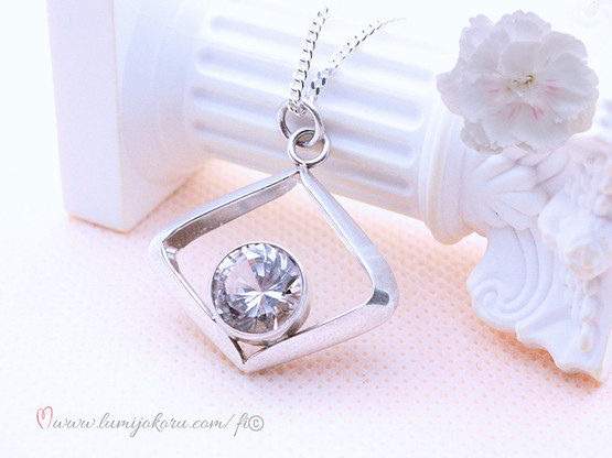 Salovaara riipus kirkkaalla kivellä