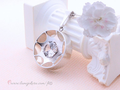 Hopeinen riipus kirkkaalla kivellä