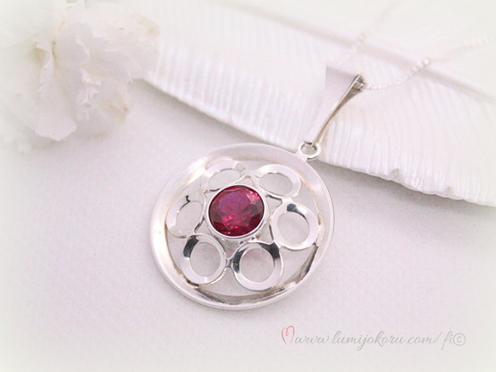 Hopeinen riipus punaisella kivellä
