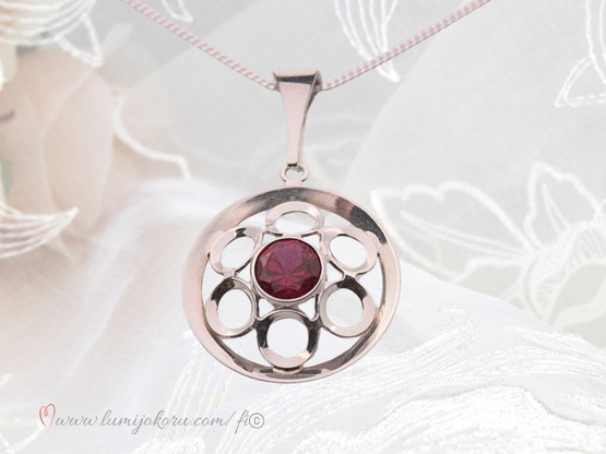 Hopeinen riipus punaisella kivellä