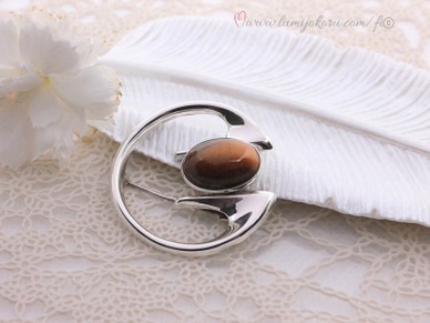 Rintakoru hopea, tiikerinsilmä