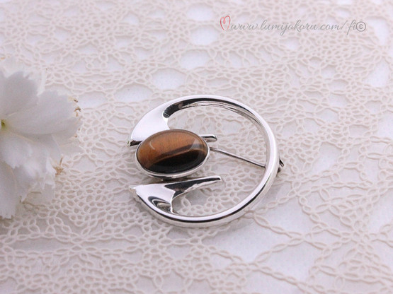 Rintakoru hopea, tiikerinsilmä