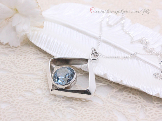 Salovaara riipus sinisellä kivellä v.1971