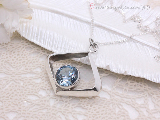 Salovaara riipus sinisellä kivellä v.1971