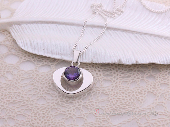 Salovaara riipus lilalla kivellä