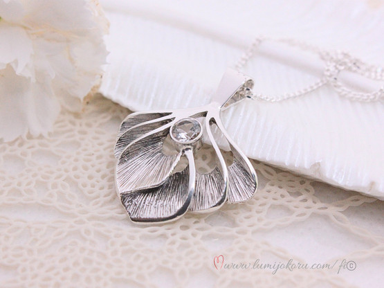 Valokoru riipus hopeaa