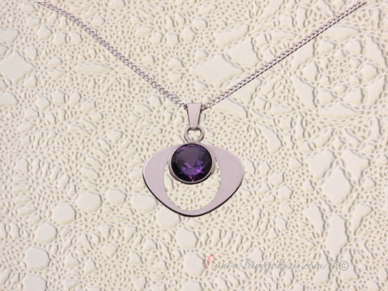 Salovaara riipus lilalla kivellä