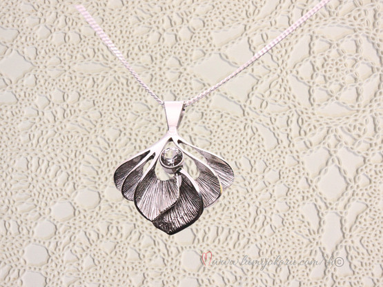 Valokoru riipus hopeaa