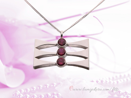 Salovaara riipus kivillä